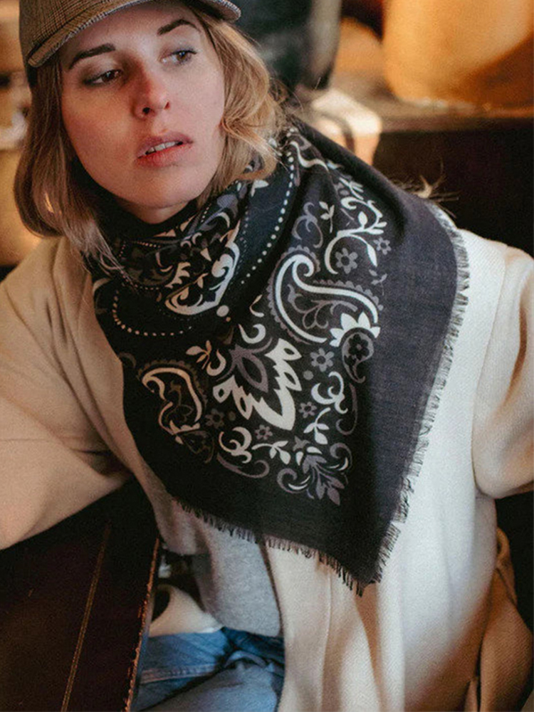 Écharpe vintage pour femme, imprimé floral rétro paisley, foulard carré à bords effilochés, châle léger, nouvelle tenue de printemps pour femme