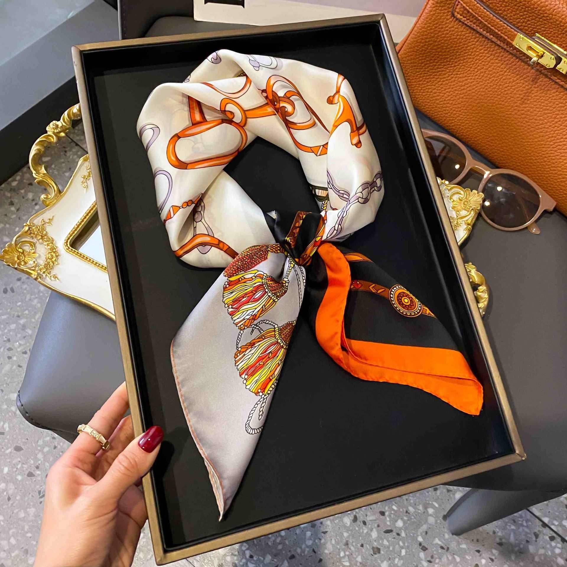 Nouveau foulard carré de 70 cm en imitation soie, imprimé cheval, protection solaire, polyvalent, décoratif, pour femme