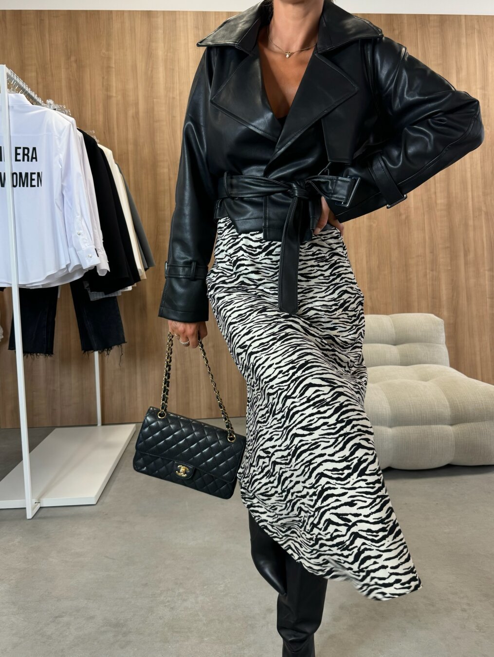 Jupe midi pour femme à imprimé abstrait, taille haute et silhouette fluide, élégante et chic pour un look urbain