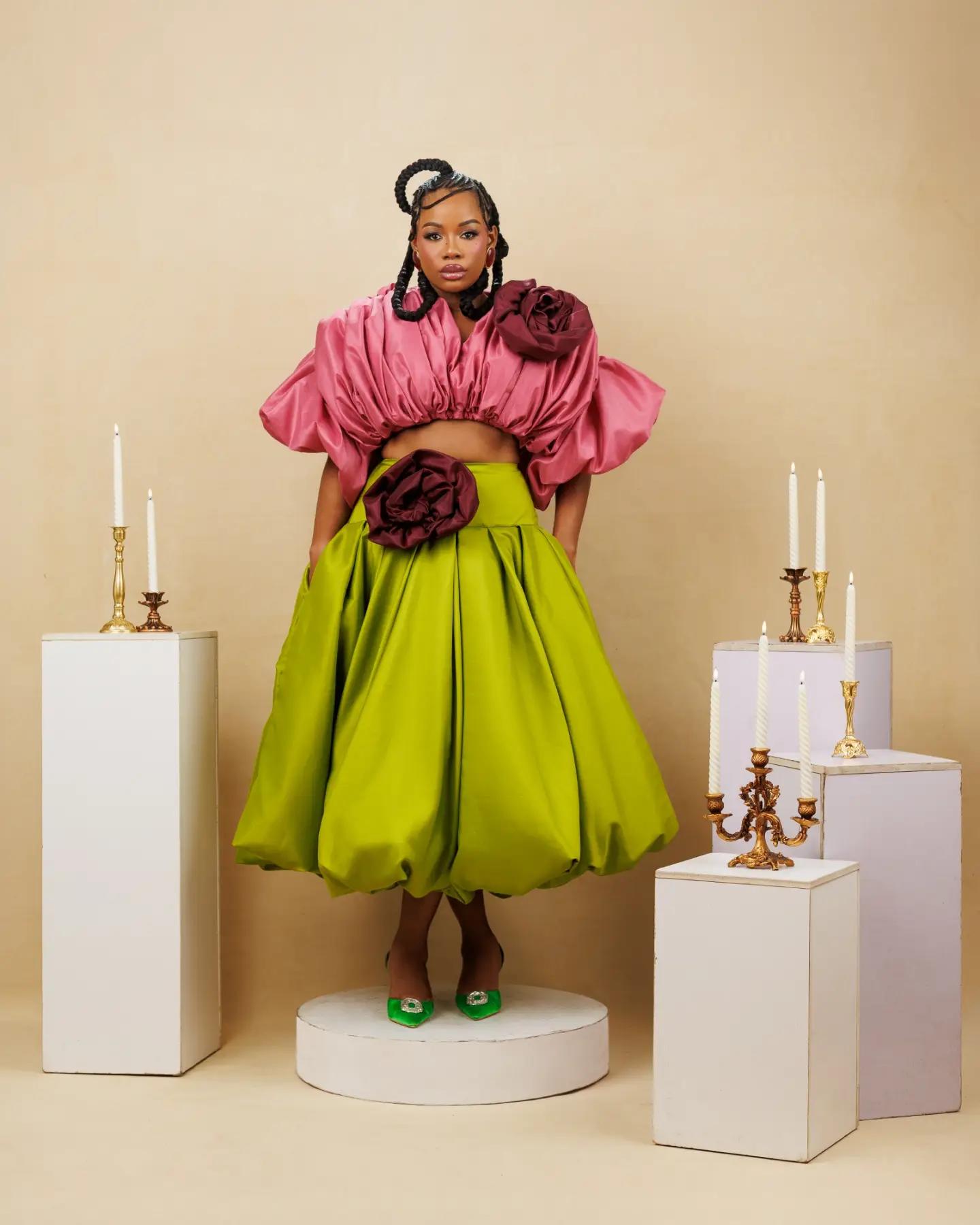 Ensemble deux pièces pour femmes : haut court rose vif à manches bouffantes et jupe mi-longue vert citron à bulles, ensemble en satin avec fleurs de rose 3D et poches, idéal pour les mariages.