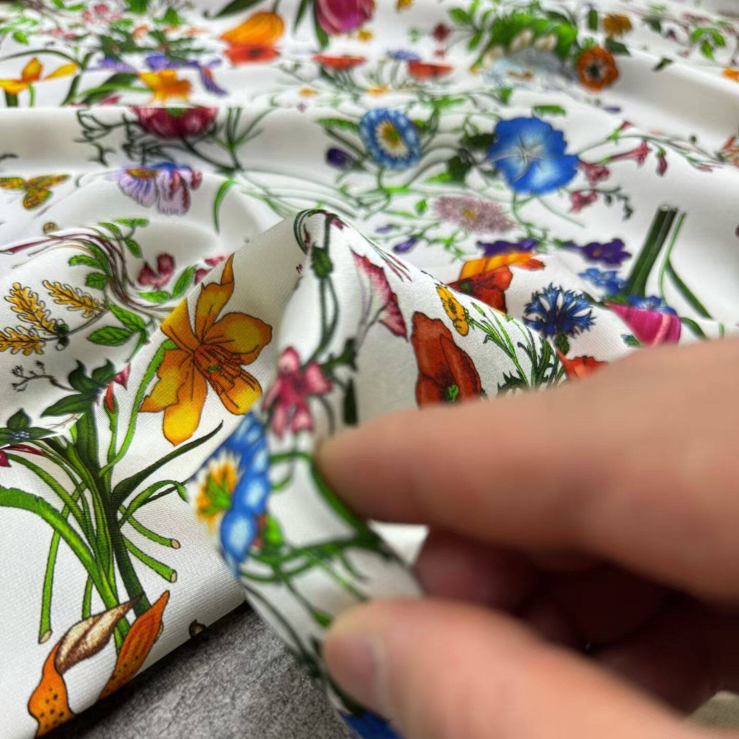 Tissu en twill extensible 100% soie de mûrier pour robe d'été haut de gamme DIY