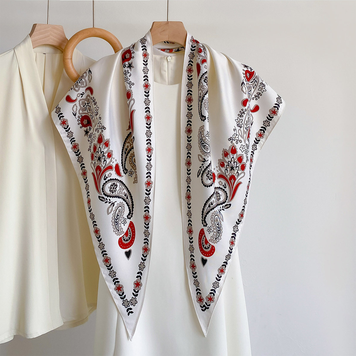 Nouveau Foulard Triangle en Satin Lisse, Imprimé Motif Paisley Classique, pour Femme, Bandana Tendance, Châle, Écharpe de Cou, pour le Bureau