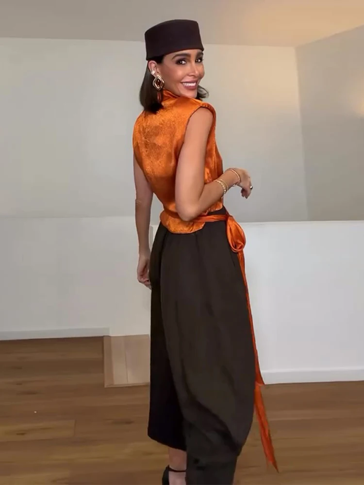 Haut court plissé en satin pour femme, nouvelle collection Printemps-Été 2026, sans manches, avec nœud à nouer à la taille, coupe ajustée, élégant, vêtement féminin.