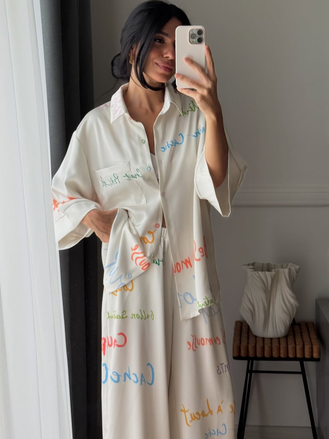 Ensemble deux pièces pour femme : chemisier coloré imprimé lettres graffiti à col revers et pantalon large – Tenue de vacances