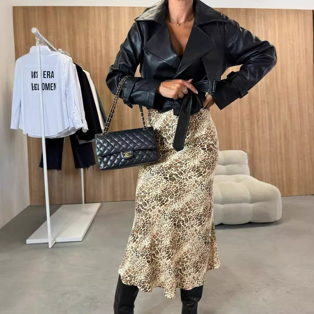 Jupe midi pour femme à imprimé abstrait, taille haute et silhouette fluide, élégante et chic pour un look urbain