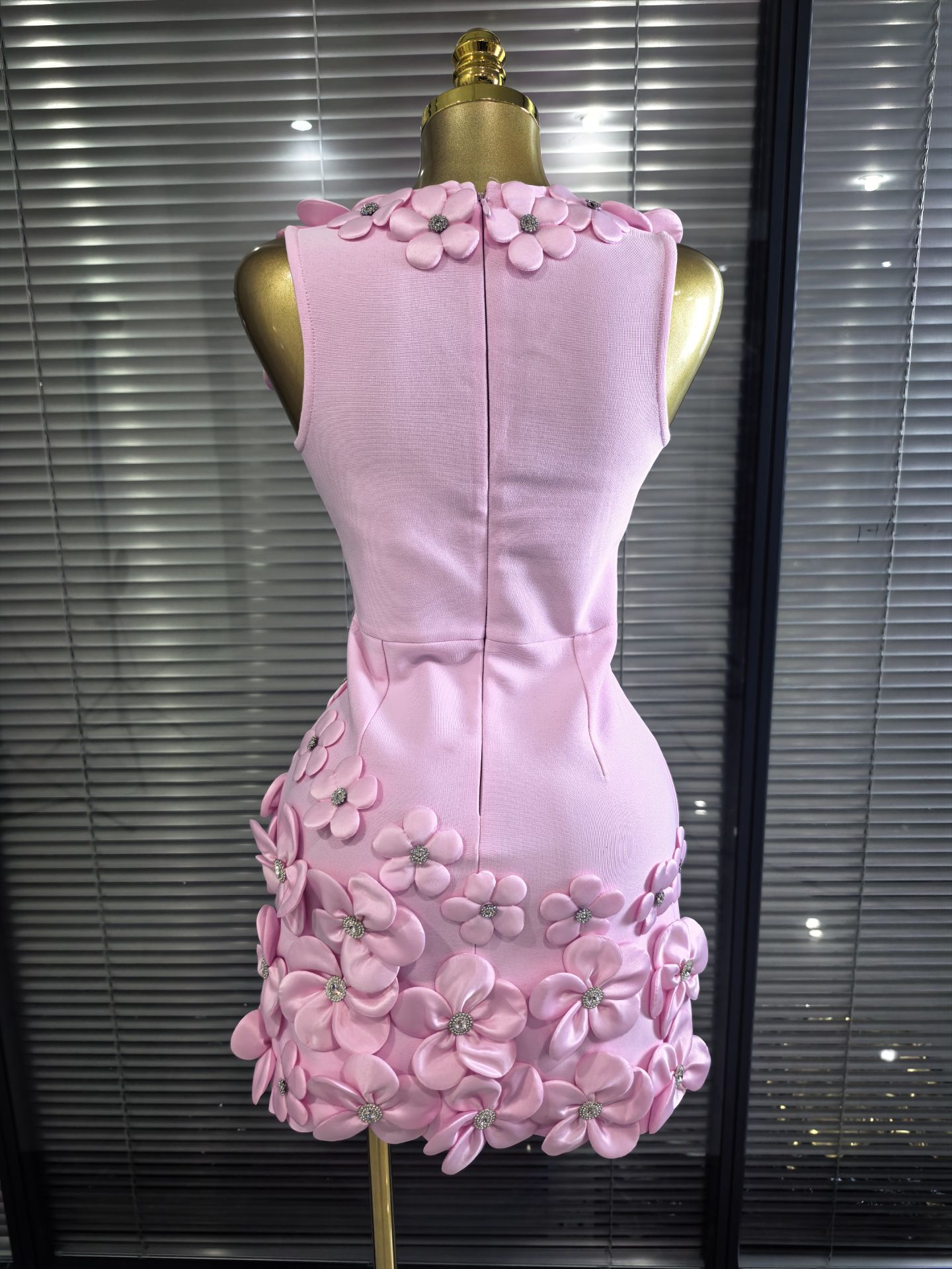 Noir blanc femmes sans manches Sexy col en v fleurs moulante Mini robe de pansement discothèque fête célébrer tenue de Cocktail robes