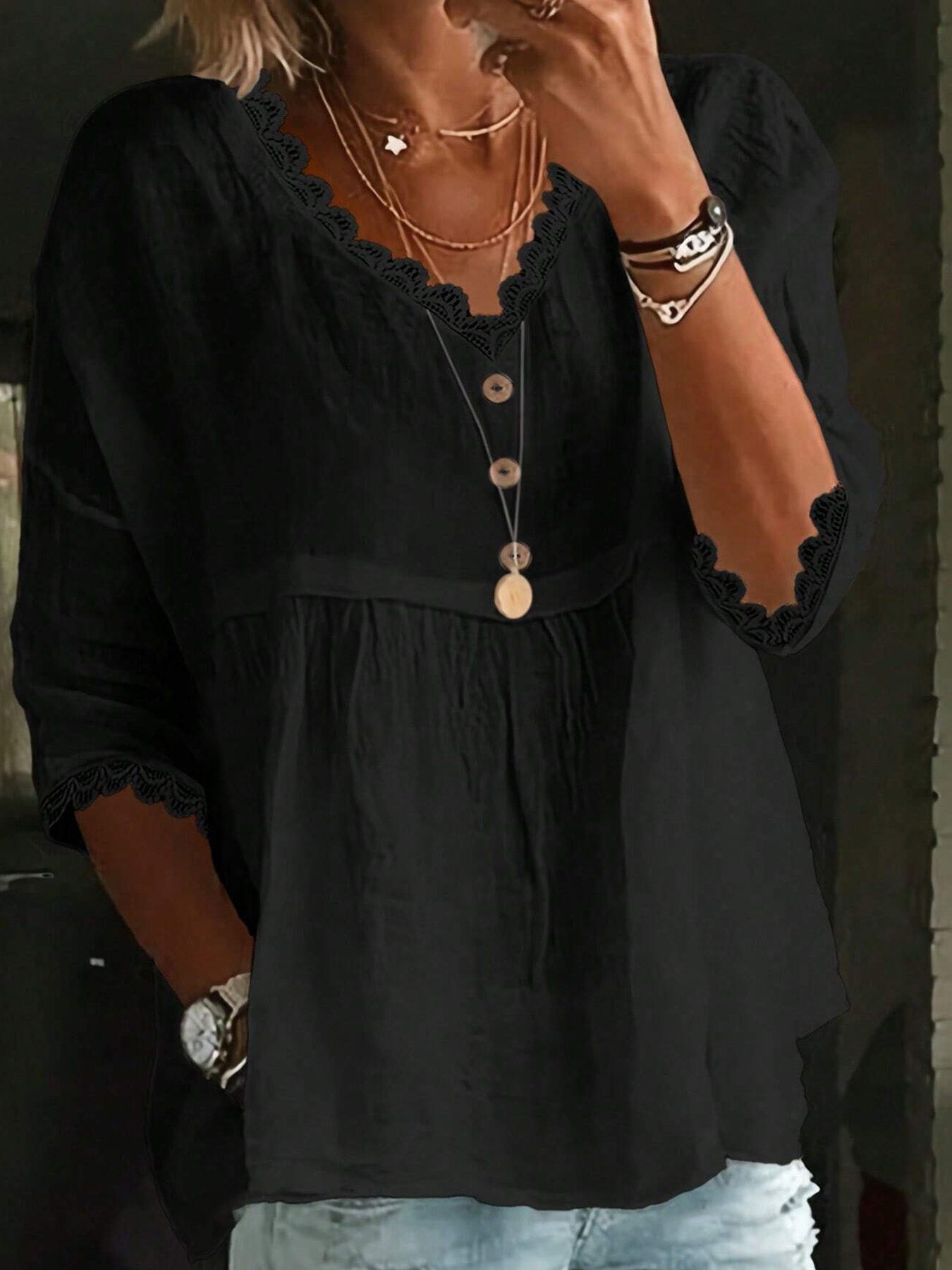 Chemise classique pour femme 100% coton, décontractée et élégante, avec empiècements en dentelle et détails boutonnés.