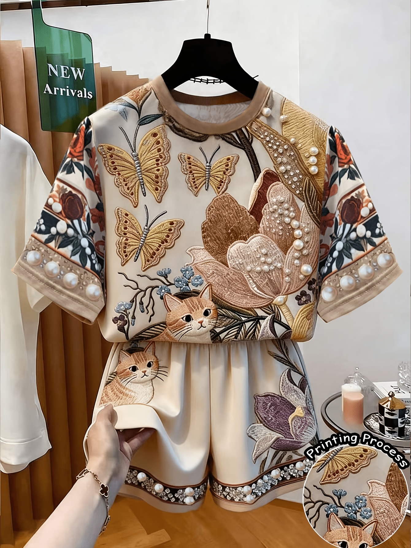 Tenue décontractée d'été pour femmes : haut à manches courtes élégant à imprimé floral, papillon et chaton + short ample, ensemble deux pièces, adapté aux sorties décontractées d'été, vêtements polyvalents