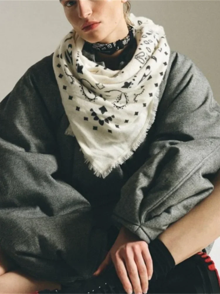 Écharpe carrée pour femme en 100% cachemire à motif paisley rétro, accessoire polyvalent pour l'automne/hiver.