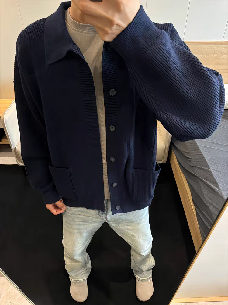 Cardigan en tricot doux et décontracté de style coréen pour hommes, veste à col à revers et simple boutonnage, manteau en tricot tendance avec poches.