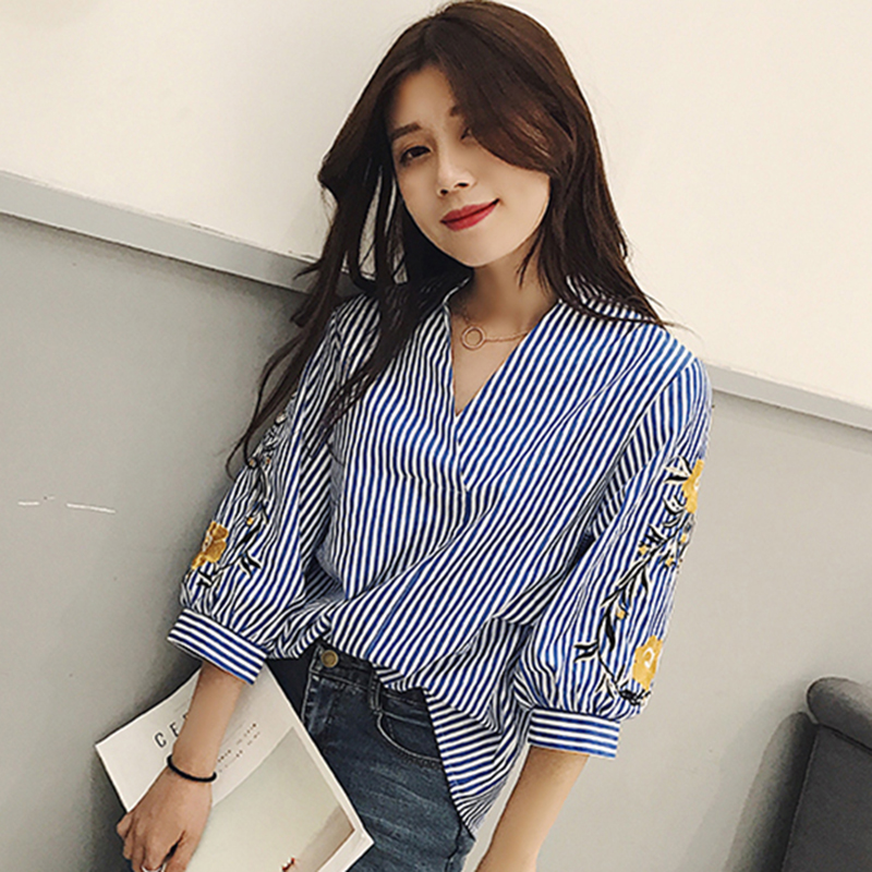 Blouses et chemises blanches décontractées à rayures et broderies florales pour femmes, hauts amples à manches trois quarts, col en V tendance
