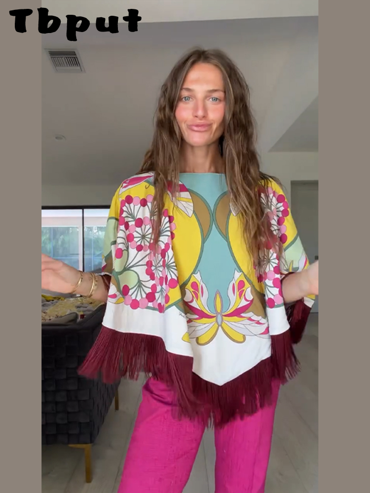 Élégante Cape Imprimée pour Femme à Col Rond et Franges, Coupe Irrégulière, Collection Printemps-Été 2026, Mode Féminine, Style Urbain avec Pompons