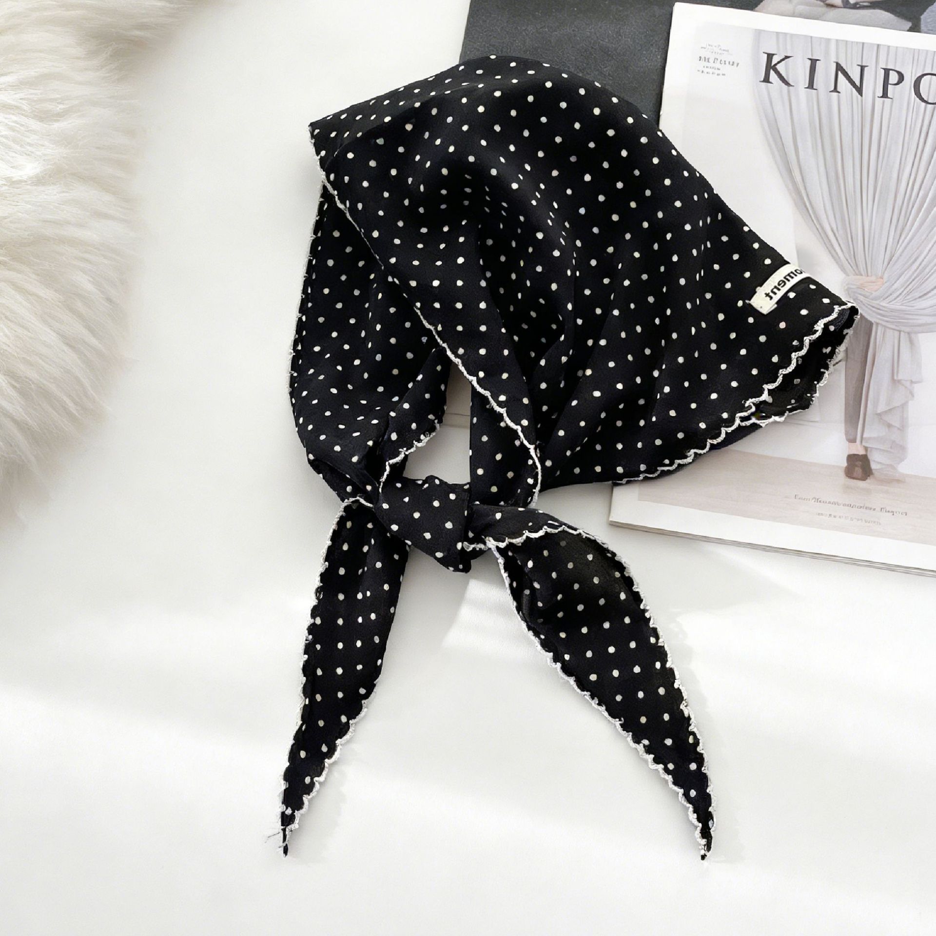 Écharpe triangulaire à pois pour femme, en satin, avec bord ondulé, petit bandana rétro noir et blanc, attache-cheveux élégante, foulard pour femme, cadeau