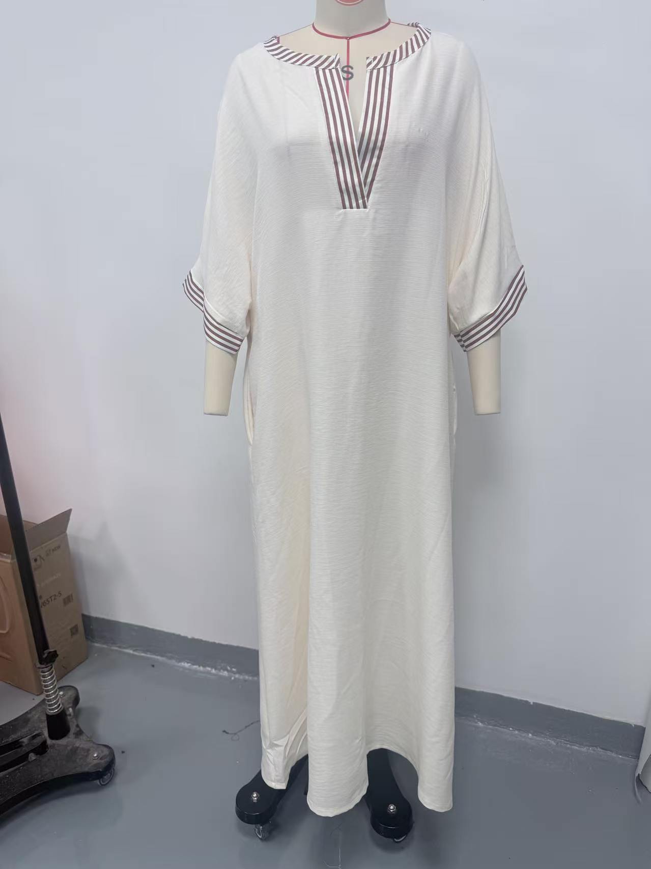 Robe kaftan bohème en lin, bordure rayée, col en V, manches chauve-souris, coupe ample avec poches, robe maxi décontractée et polyvalente pour les vacances