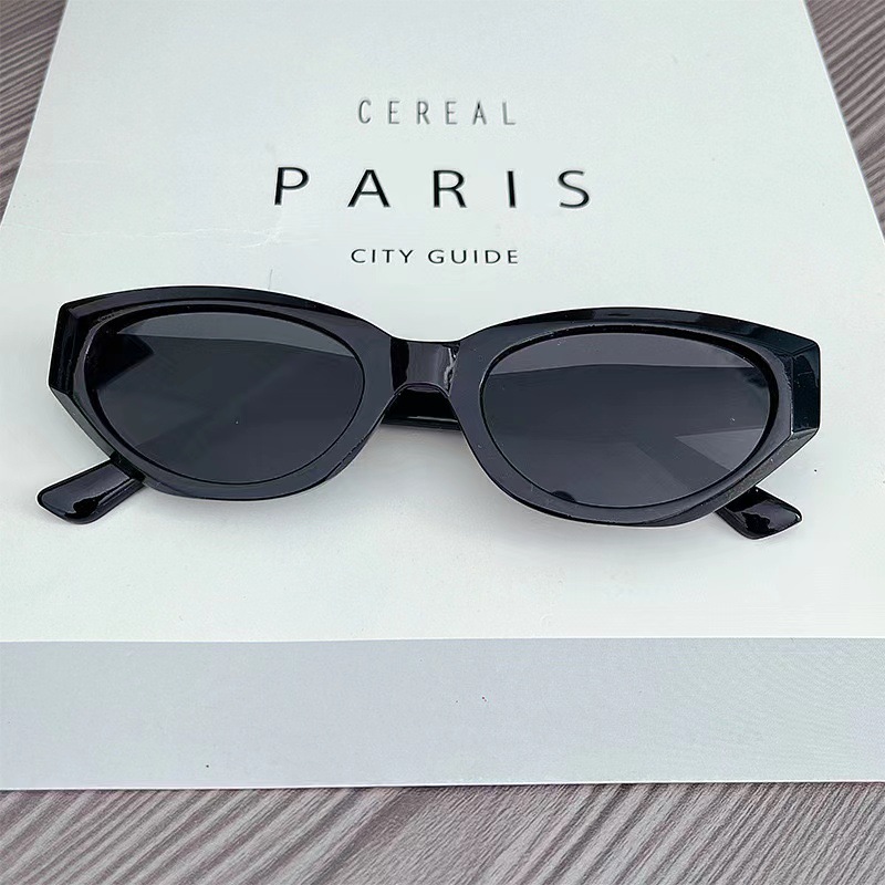 Lunettes de soleil asymétriques minimalistes de couleur unie, adaptées à un usage quotidien en extérieur, polyvalentes et élégantes