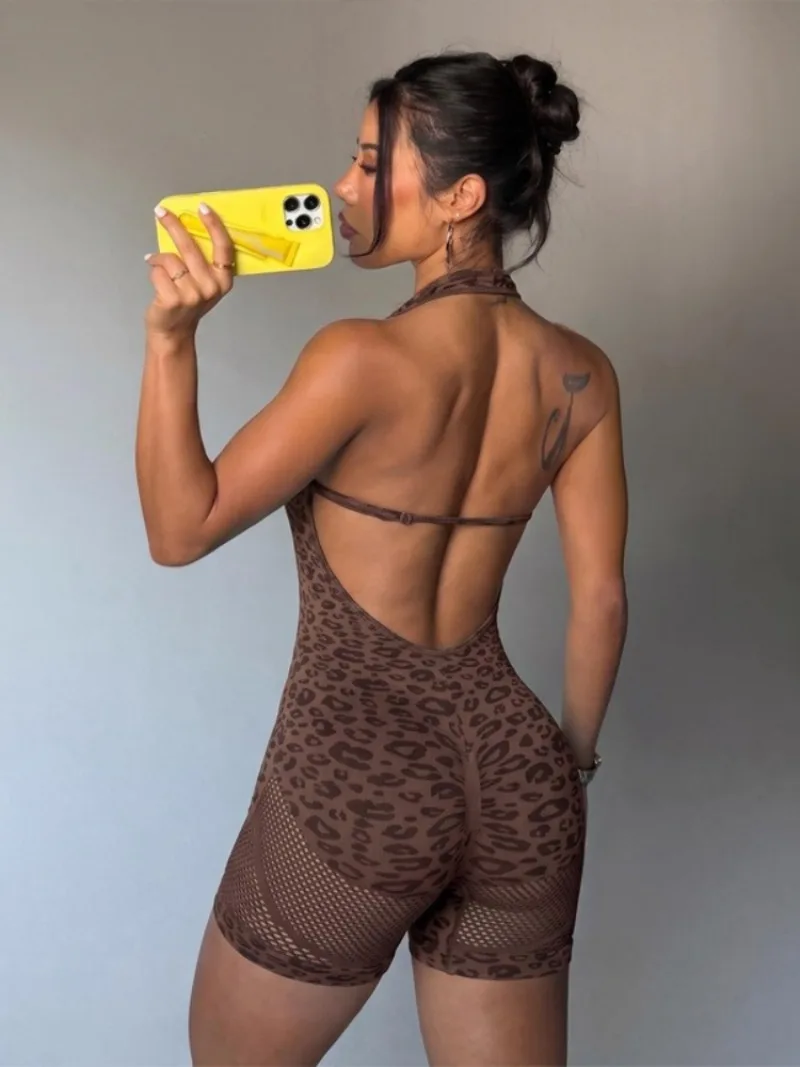 Combinaison de yoga léopard tendance pour femmes, sexy, dos nu, à découpes, combinaison courte de sport, combinaison de fitness une pièce.