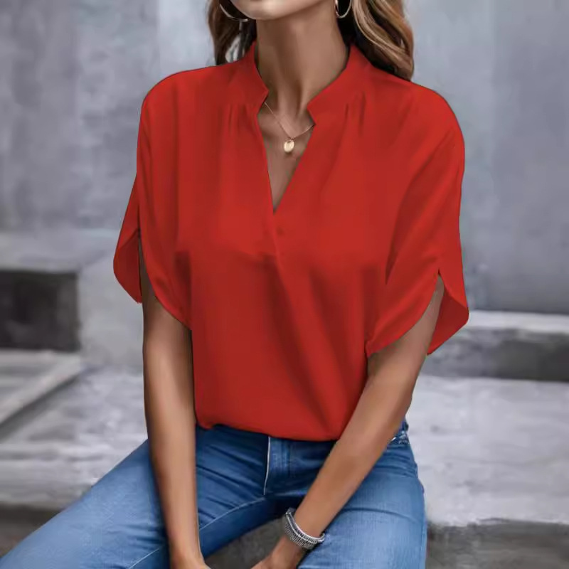 Chemisier à manches courtes pour femme, col en V, avec fente au décolleté et coupe fluide, idéal pour le bureau ou les occasions décontractées