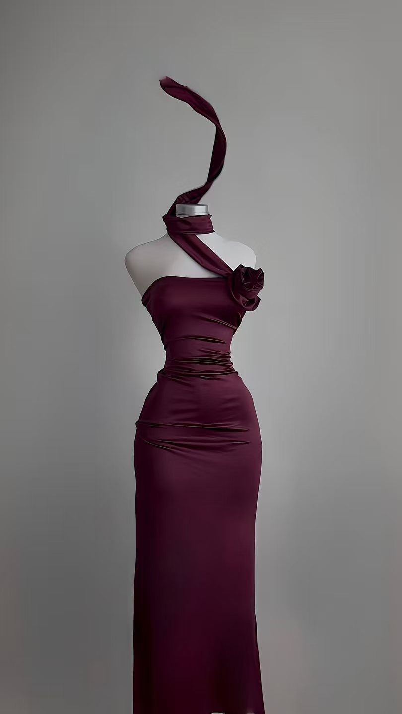 Une robe longue fendue pour dames élégantes, longue rouge qui serre la taille et amincissante