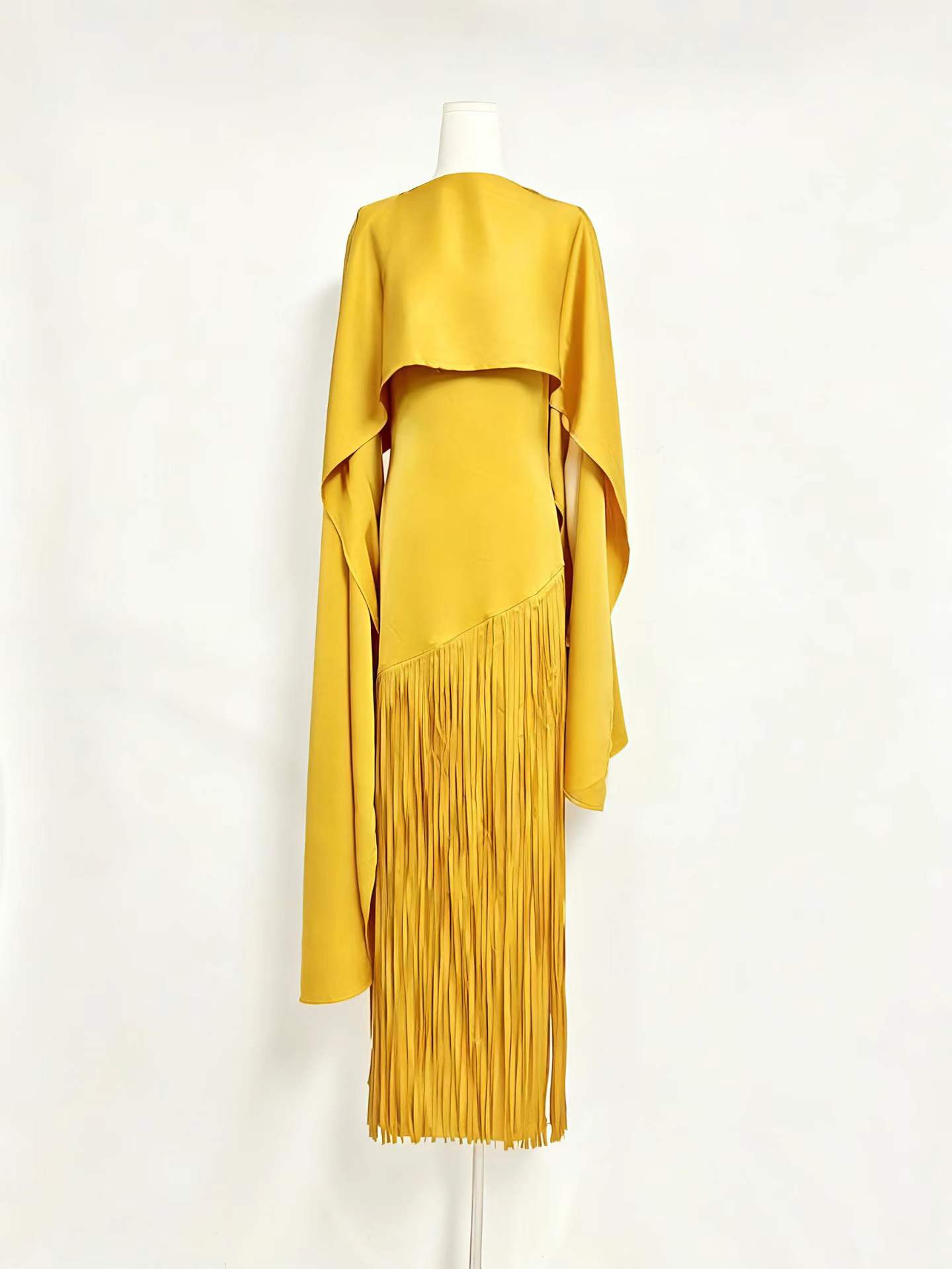 Robe longue de luxe 2026 de haute qualité en satin à franges avec cape assortie, style Abaya élégante, pour femme