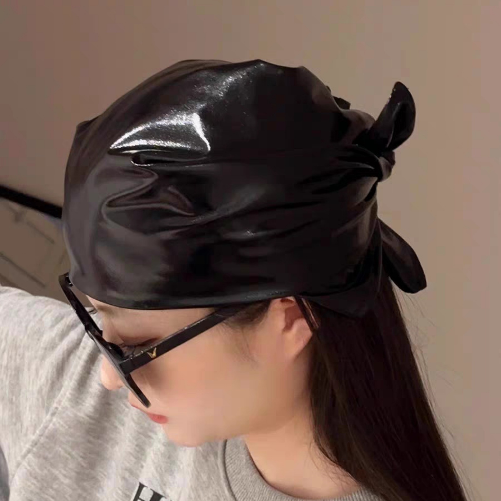 Foulard métallique doré et noir, couvre-chef Turban à nouer au dos, accessoire de cheveux élégant pour femmes, parfait pour les looks à la mode, 1 pièce