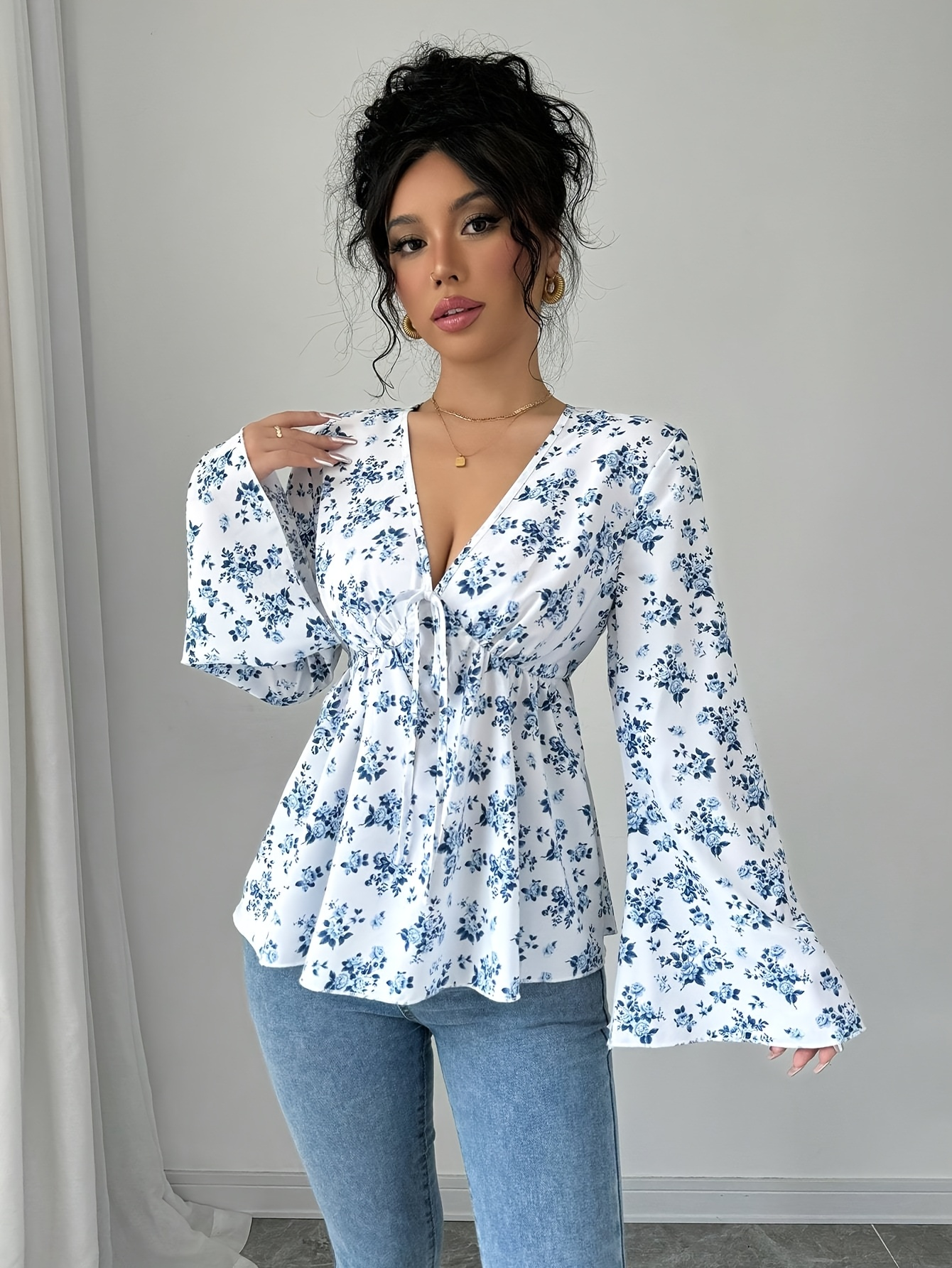 Vêtements pour femmes avec un col en V, une coupe ajustée, des motifs floraux délicats, des manches longues et un style polyvalent adapté aux femmes