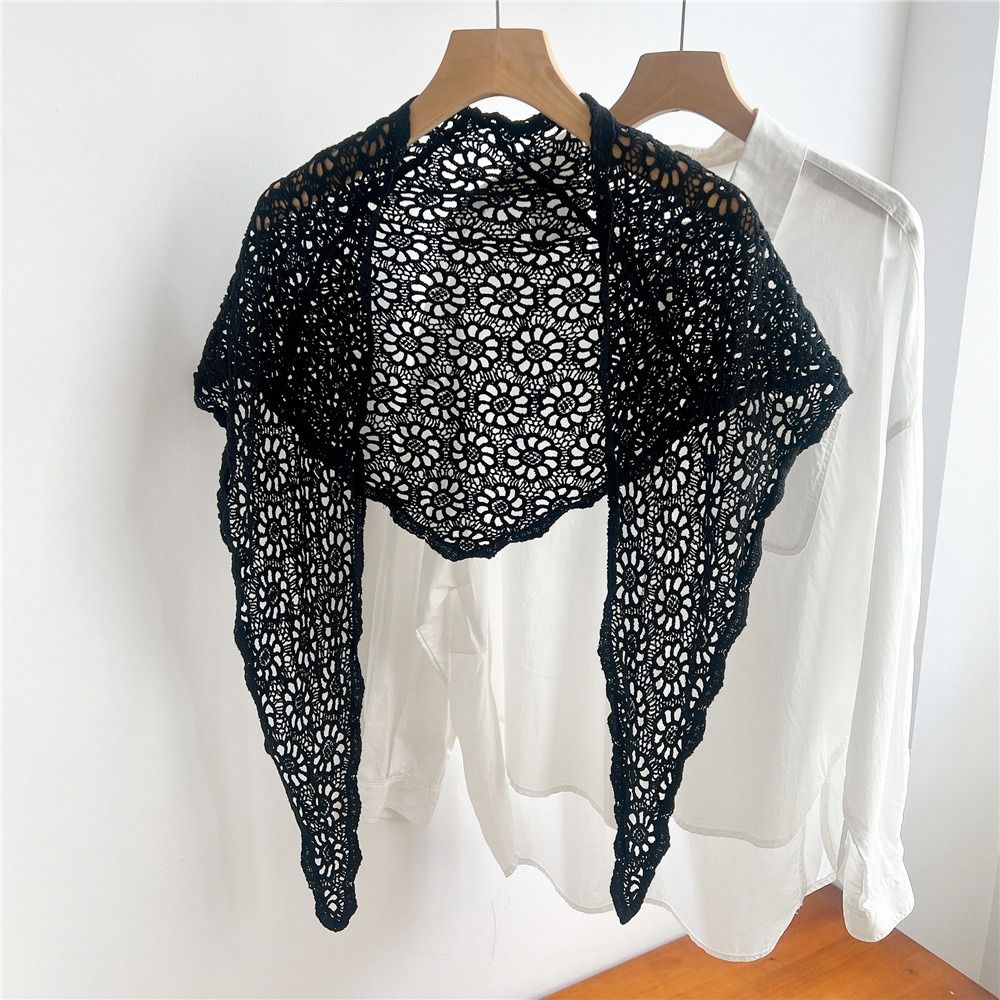 Foulard triangulaire en tricot style ethnique blanc ajouré, châle en dentelle, cape style coréen, écharpe à fleurs au crochet pour l'été