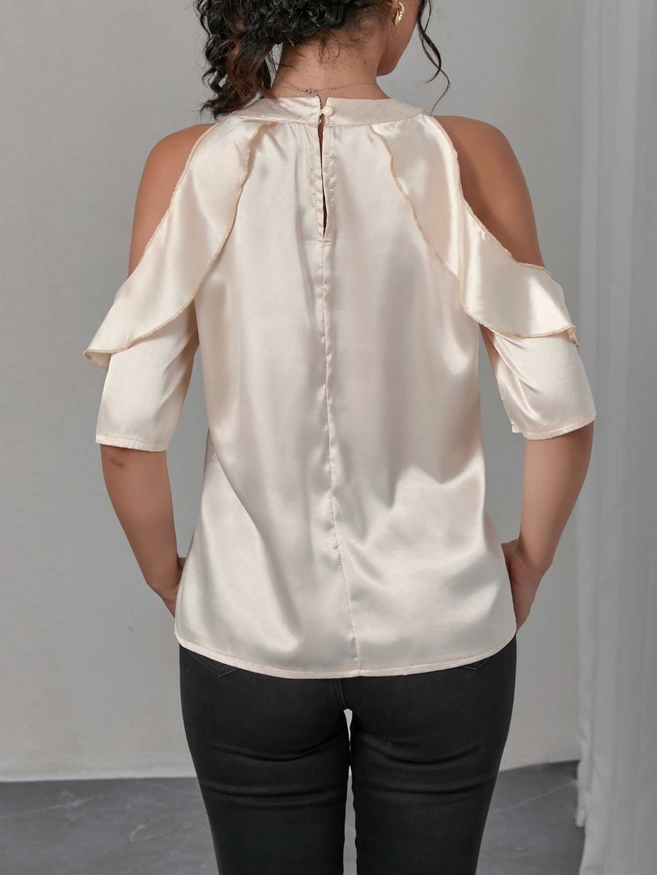 Chemisier élégant en satin pour femme, à épaules dénudées, avec nœud et volants, manches courtes, décontracté, pour le bureau