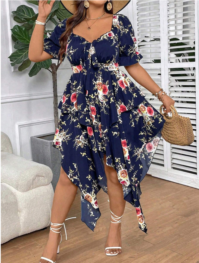 Robe bohème à volants superposés pour femmes grandes tailles, à col carré floral, manches courtes bouffantes, taille haute et ourlet irrégulier.