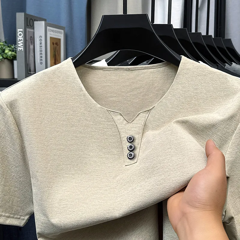 Nouveau T-shirt Homme 2026 Décontracté Chic Col V Trois Boutons Manches Courtes Style Coréen Été Confortable Polyvalent