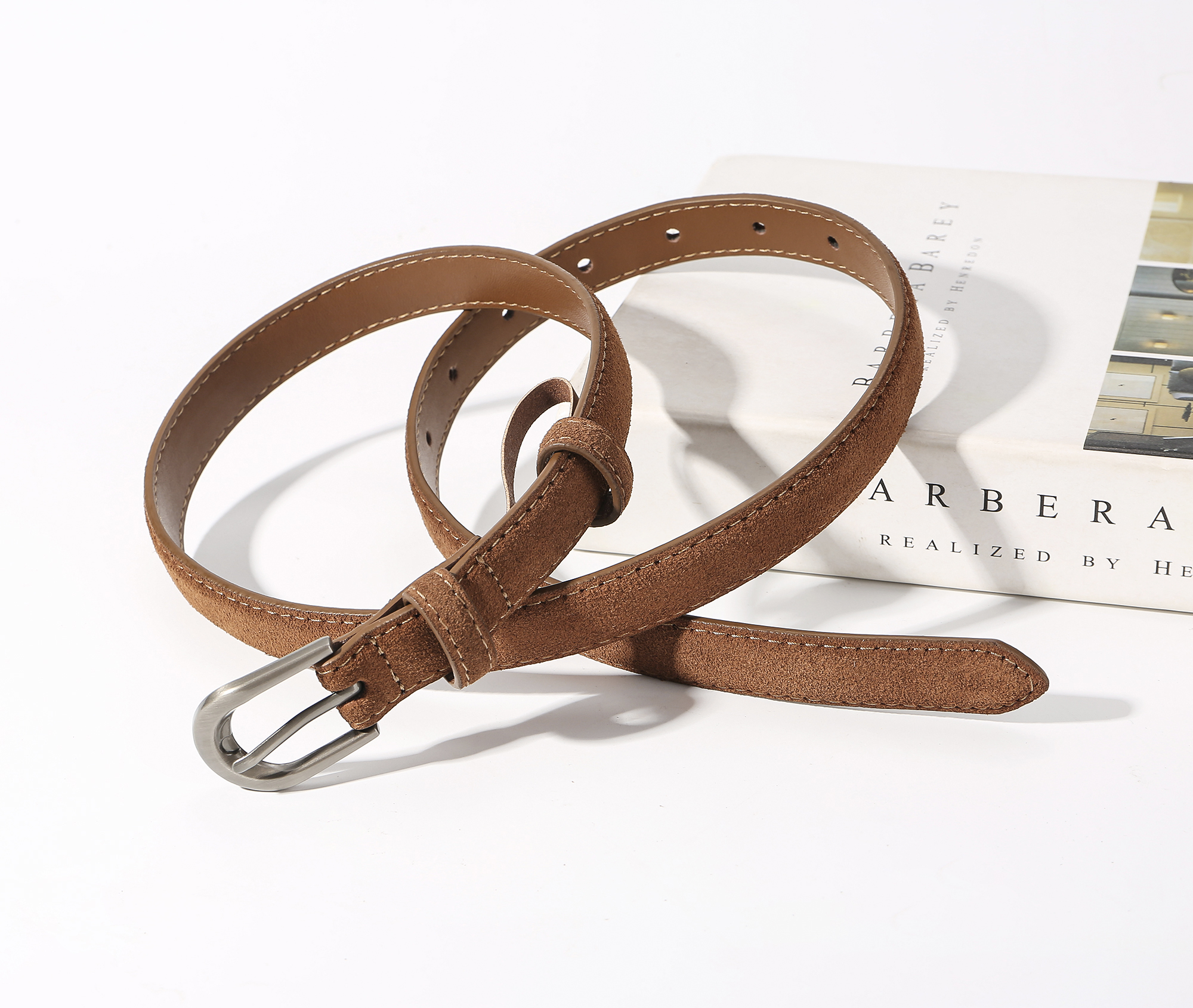 Ceinture en cuir marron pour femme avec boucle argentée, ceinture décontractée en daim doux pour jeans, robes et tenues de tous les jours