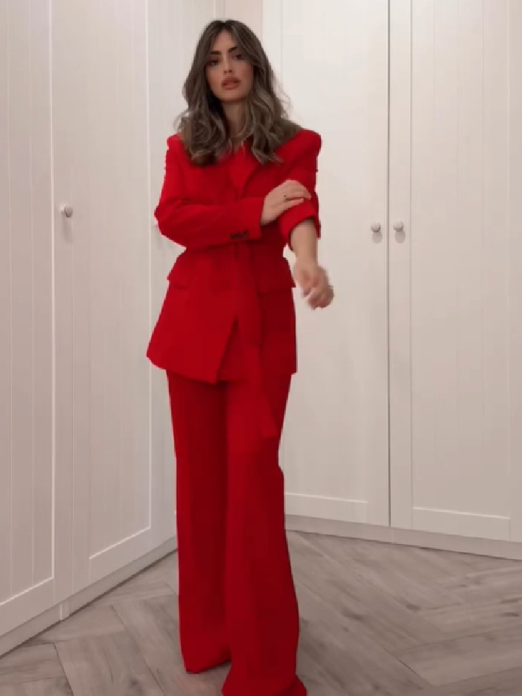 Ensemble coordonné deux pièces formel pour femme : Blazer ceinturé rouge vif à revers crantés et manches longues, et pantalon large