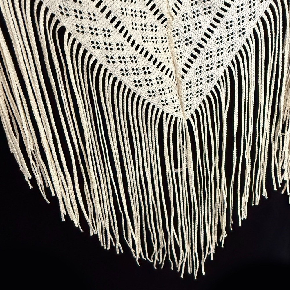 Châle en dentelle polyvalent 140×140 cm, design ajouré, élégant avec pompons, écharpe cape respirante pour femme