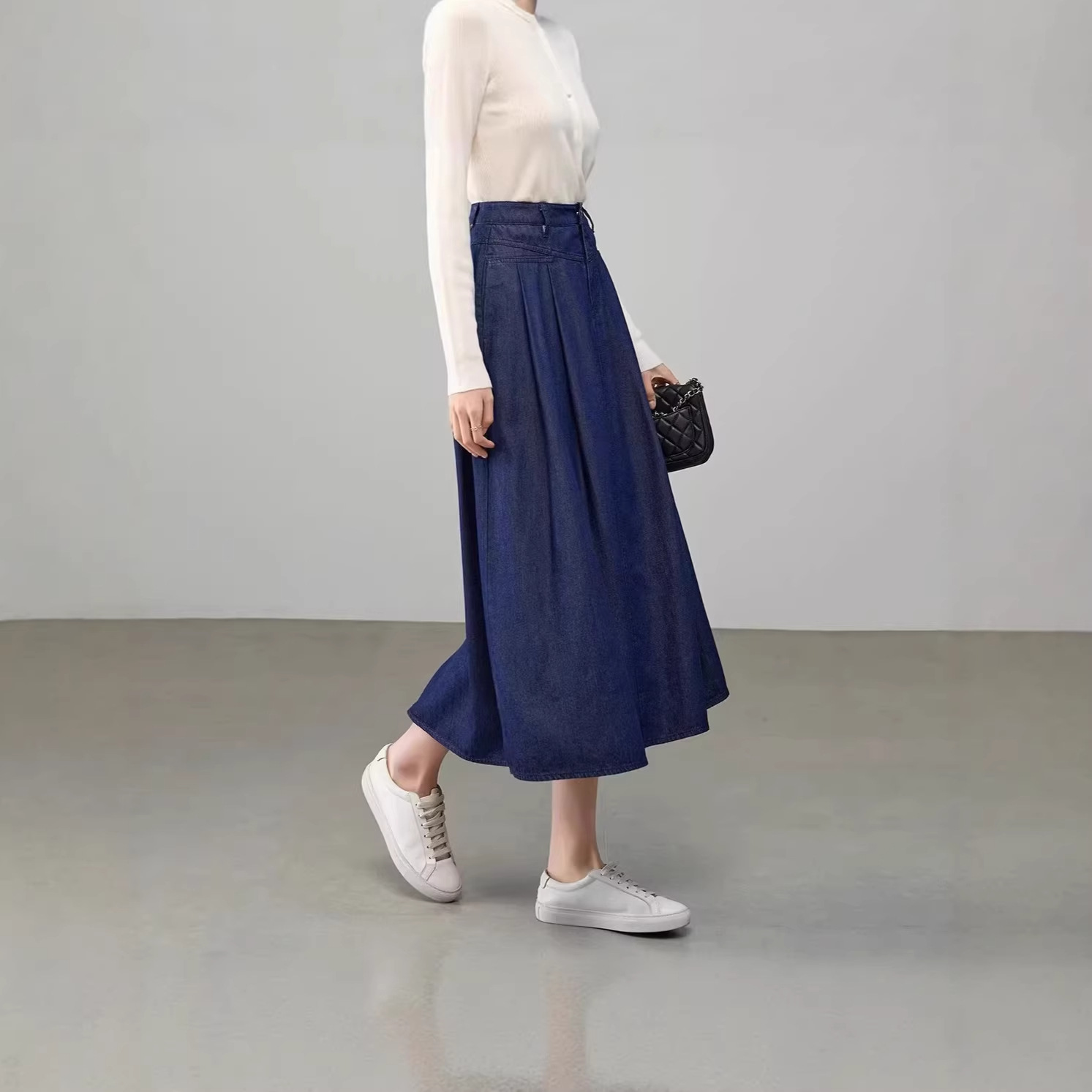 Jupe mi-longue élégante en denim plissée avec poches, coupe trapèze amincissante, taille élastique, nouveau style d'été pour femme