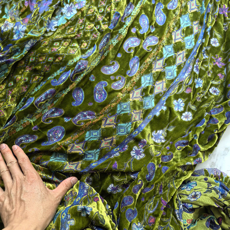 Tissu en velours brûlé vert soie à motif floral cachemire, vendu au mètre, pour robes d'été, tissu de créateur micro-transparent, largeur 140 cm