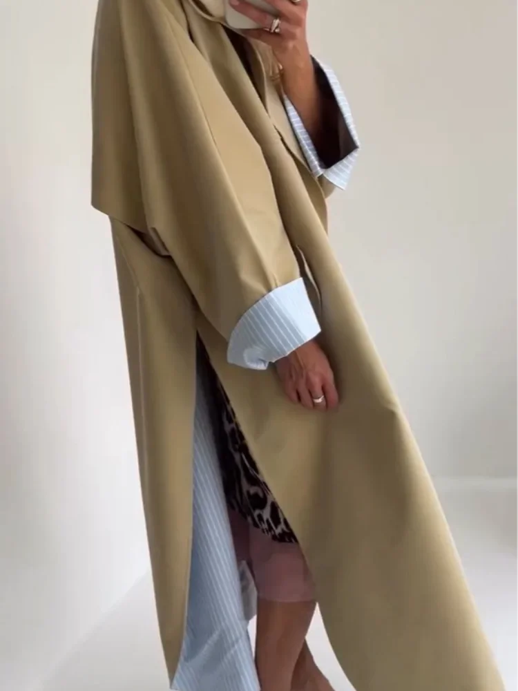 Manteau trench long kaki à rayures color-block pour femme 2026, col large, coupe ample, épaules tombantes, doublure bleue, fente latérale, idéal pour les trajets quotidiens et les sorties
