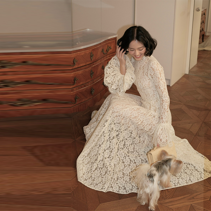 Robe longue élégante en dentelle française, style vintage et tendance, pour femme, idéale pour soirée, mariage, invitées, tenue de soirée formelle ou décontractée.