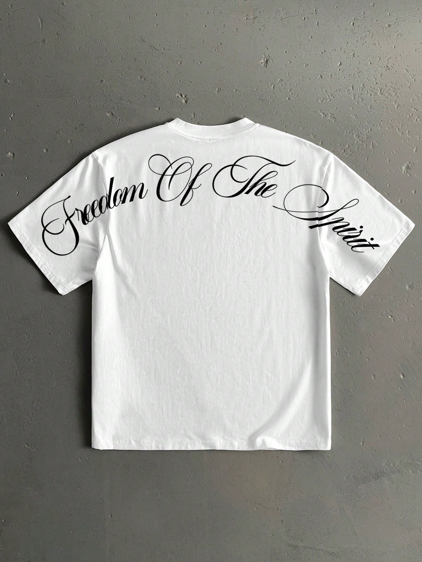 Imprimé tendance en écriture anglaise cursive pour hommes, coupe classique : Vierge Marie avec des mains affectueuses et la croix, imprimé tendance