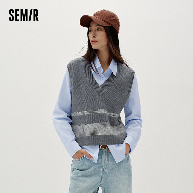 Chemise d'hiver pour femmes Semir, rayée, col en V, tissu brossé, design minimaliste, ensemble deux pièces, nouvelle collection hiver 2026, pour usage quotidien.