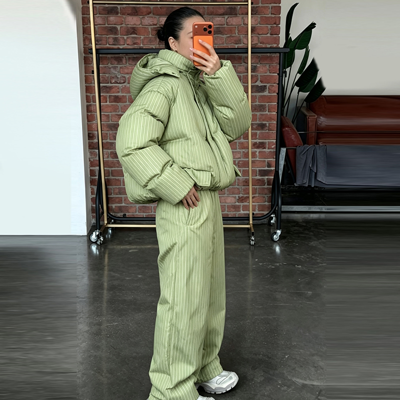 Ensemble deux pièces pour femme : Doudoune rayée à capuche amovible, manteau court et pantalon large – Collection Hiver 2026 – Manteaux décontractés