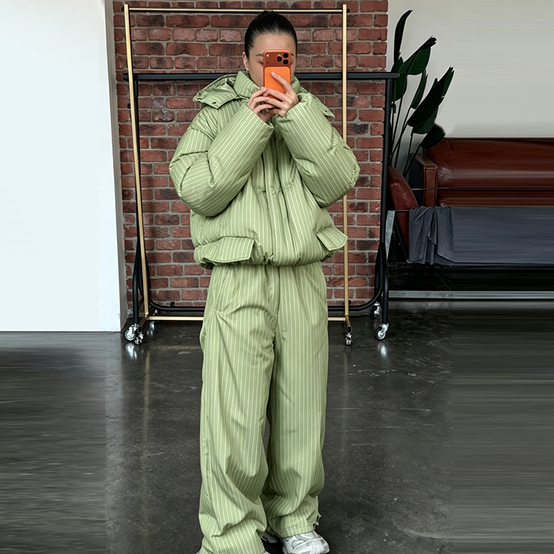 Ensemble deux pièces pour femme : Doudoune rayée à capuche amovible, manteau court et pantalon large – Collection Hiver 2026 – Manteaux décontractés