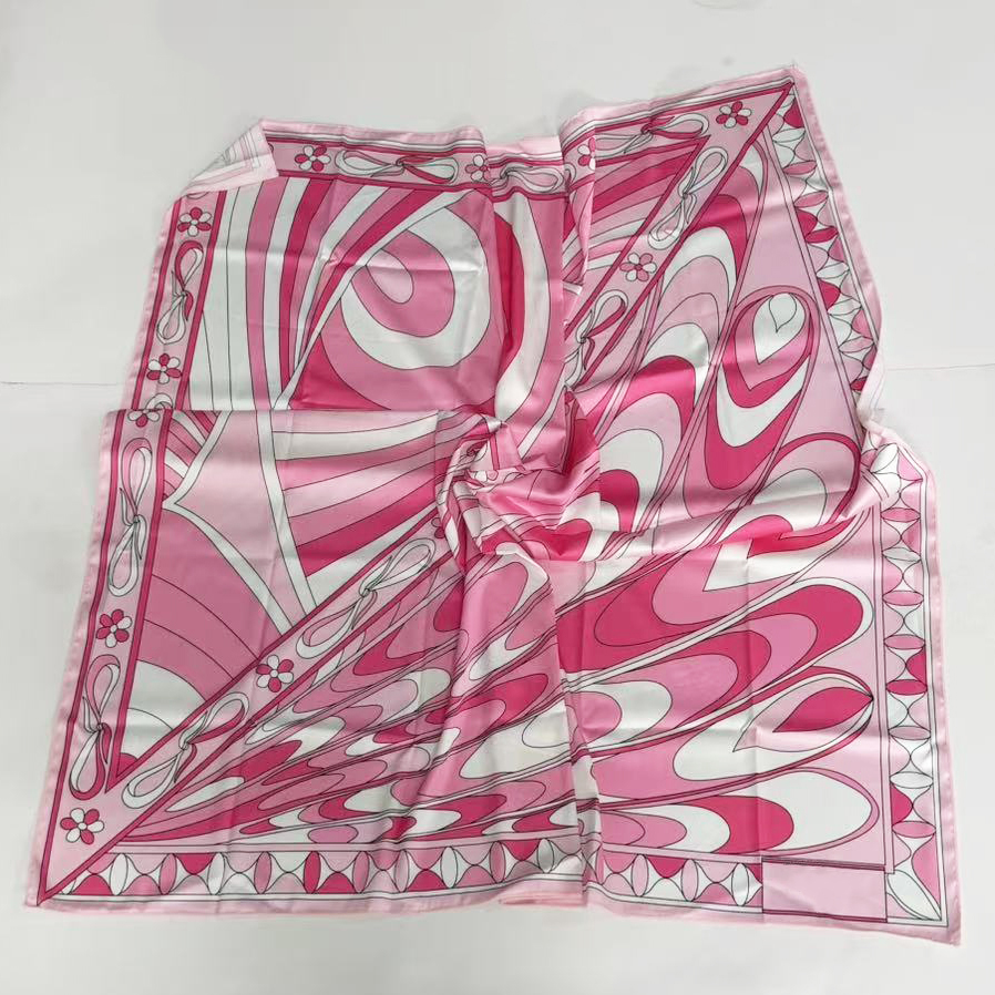 Foulard carré en soie rose pour femme, design de mode, avec logo signature de créateur, de marque de luxe, à porter comme écharpe ou comme jupe de plage asymétrique