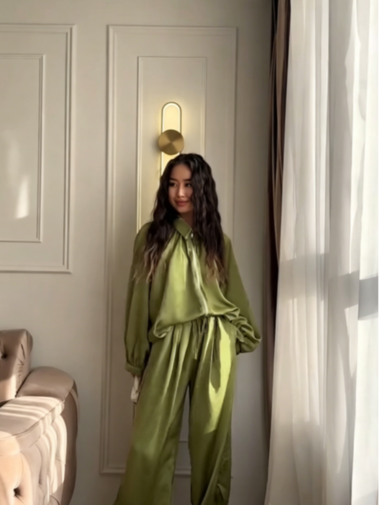 Ensemble décontracté chic en satin pour femme : Manteau à revers et pantalon à taille élastique, manches longues, fermeture éclair, collection Printemps 2026