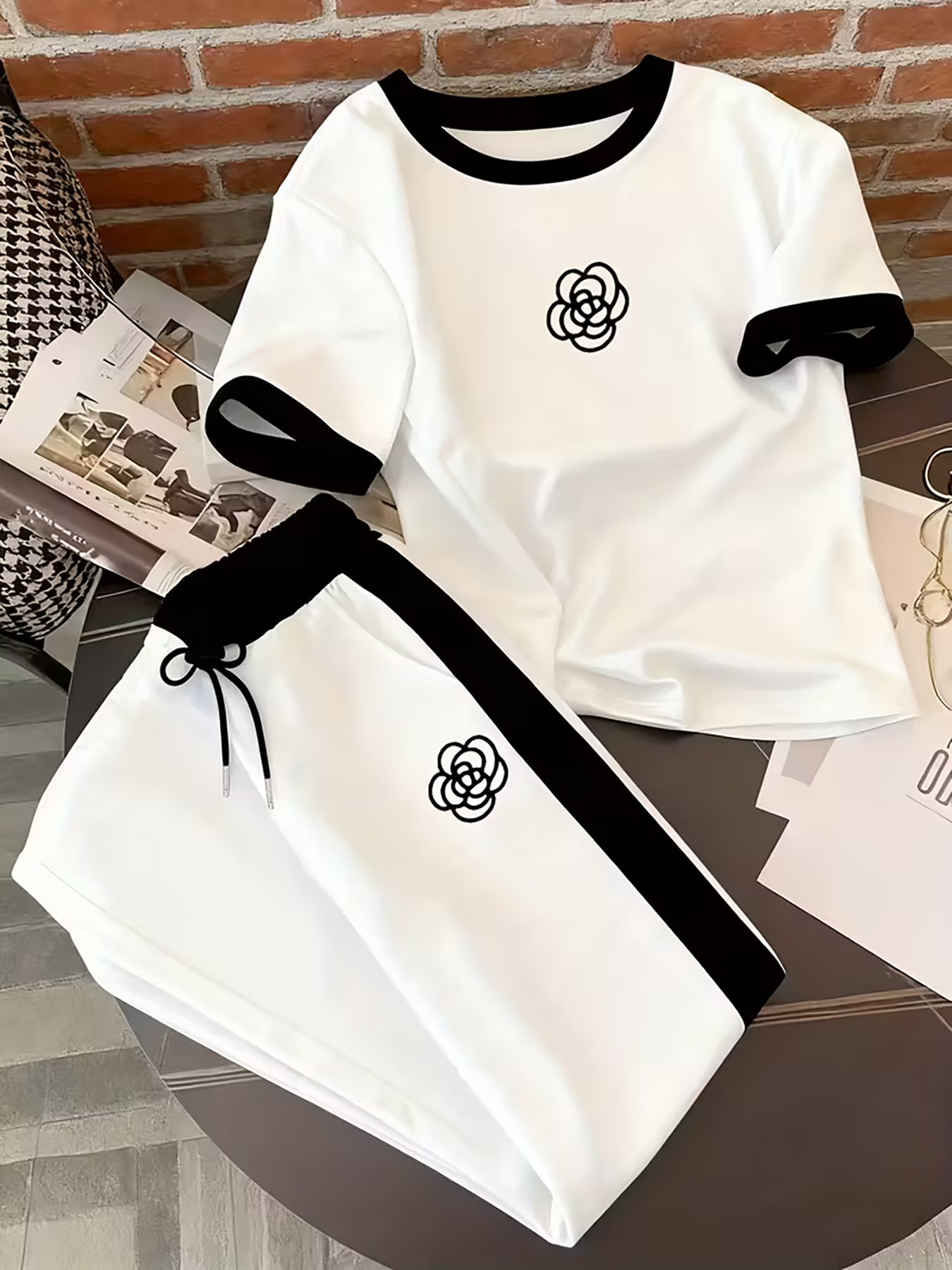 Imprimés personnalisés, designs aux couleurs contrastées, costumes pour femmes, hauts et pantalons à manches courtes pour le printemps et l'été, tenues décontractées sportives en deux pièces pour femmes, adaptées au qu
