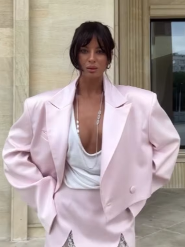 Ensemble deux pièces rose en satin pour femme, blazer court à revers et mini-jupe à bord festonné avec dentelle, élégant pour les soirées