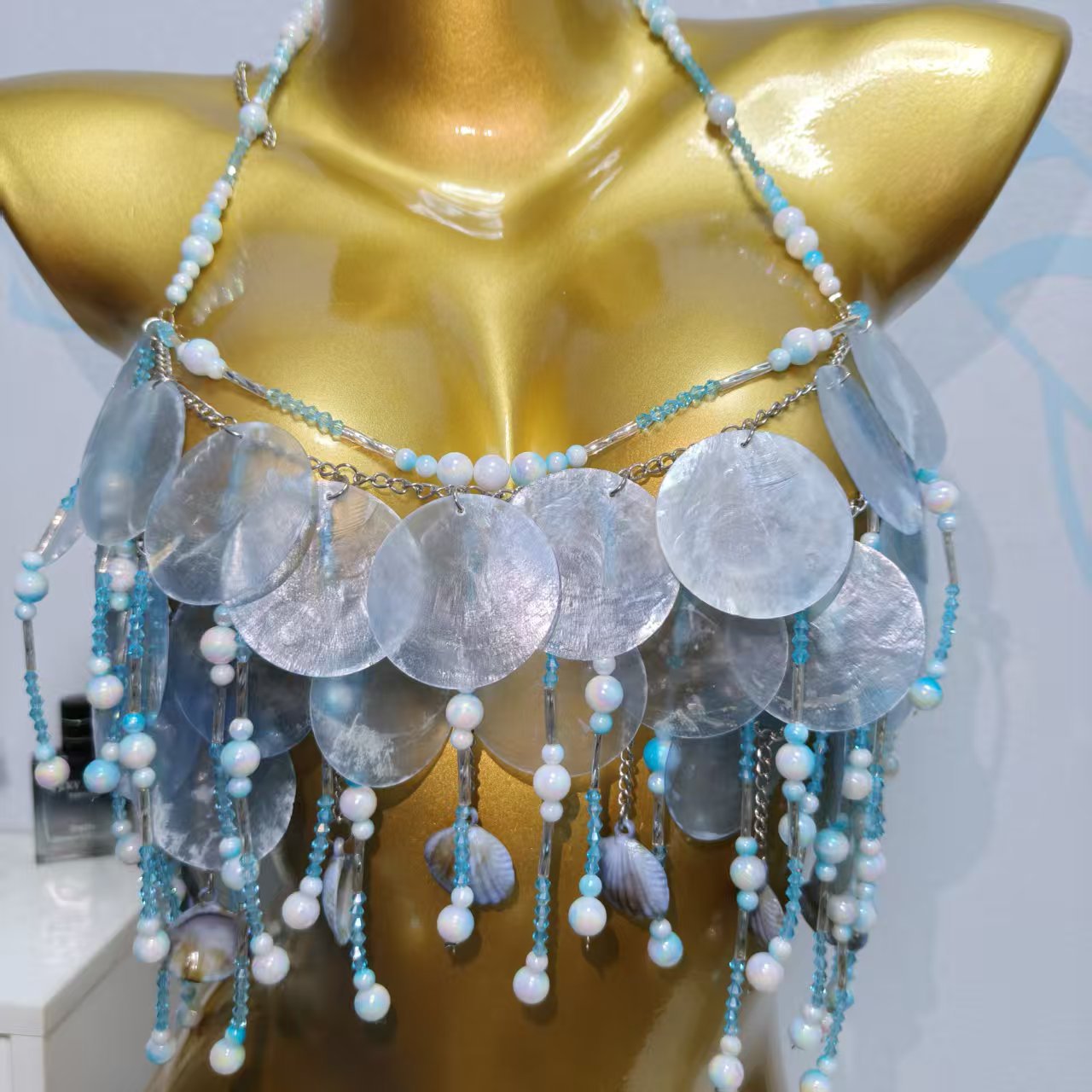 Chaîne de corps artisanale en résine perlée et coquillages, style haut de bikini, dos nu, licou, camisole, avec pompons, pour l'été, la plage et les tenues de soirée