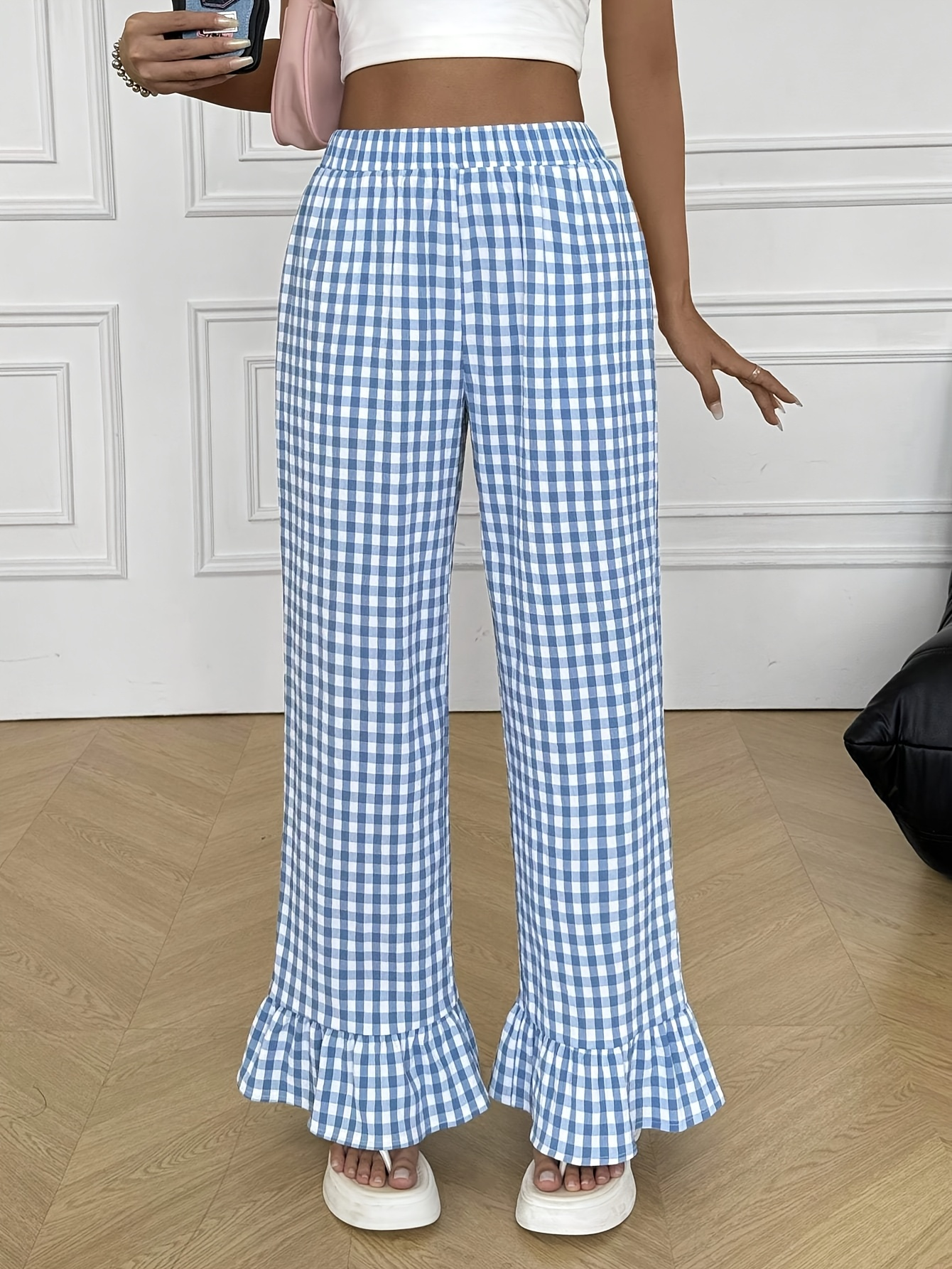 Mode féminine : un pantalon polyvalent à carreaux, à volants et à jambes droites qui ajoute une touche de fraîcheur et un appel jeune.