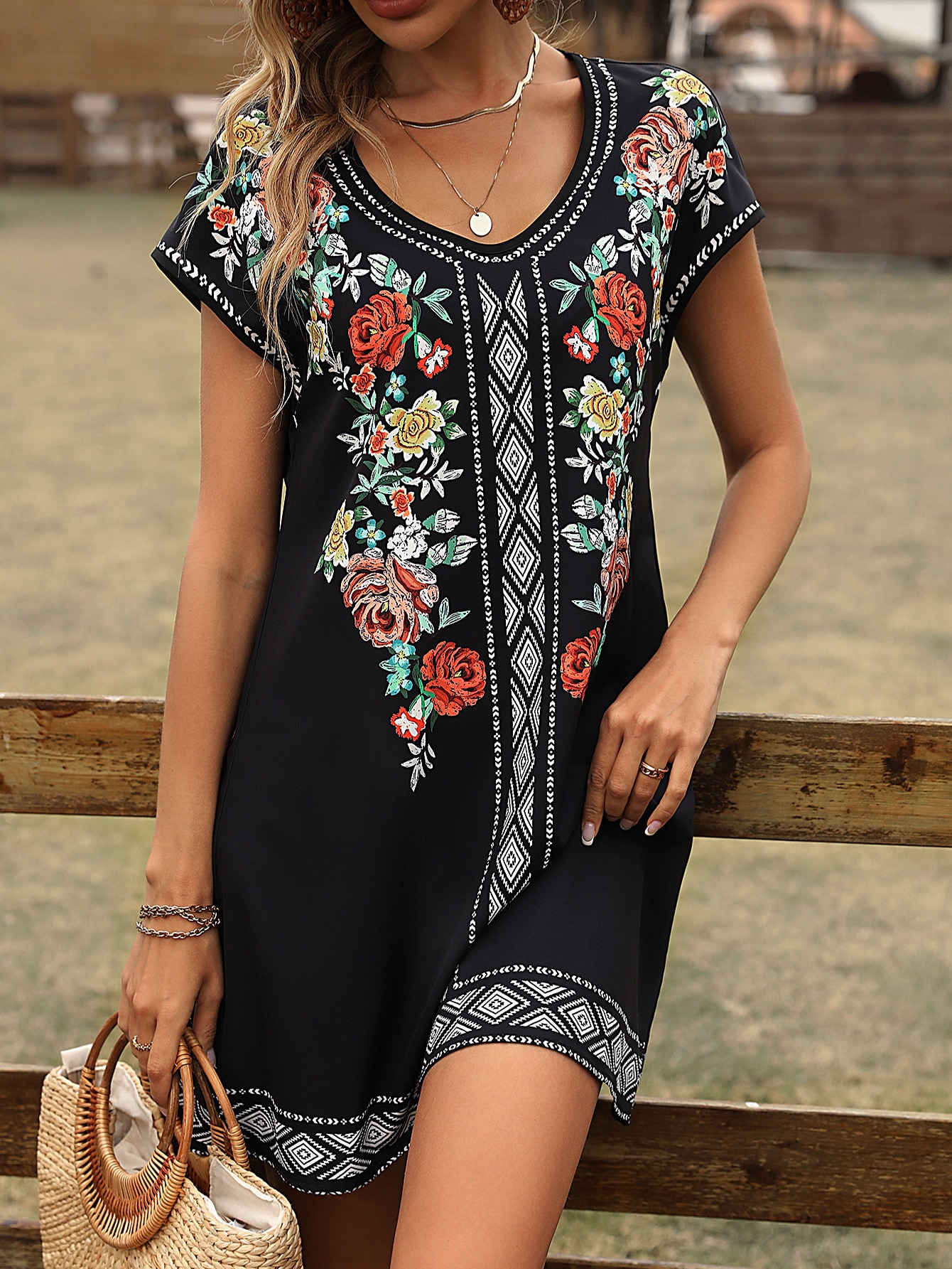 Robe noire à imprimé floral bohème, col rond, manches courtes, style ethnique, coupe ample, mini-robe de vacances