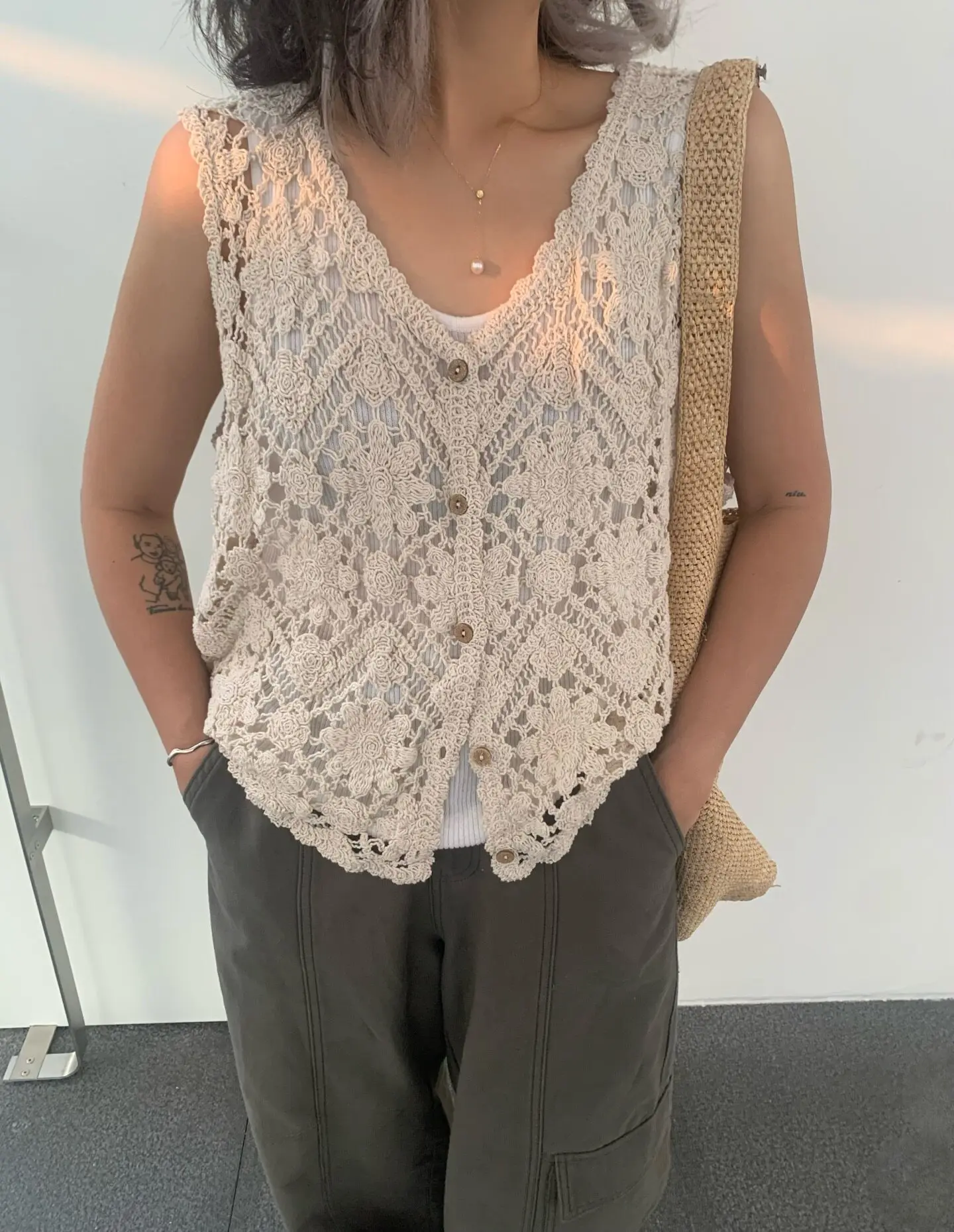Gilet en crochet floral brodé pour femme, cardigan sans manches ajouré en maille ouverte, tenue bohème pour festival d'été