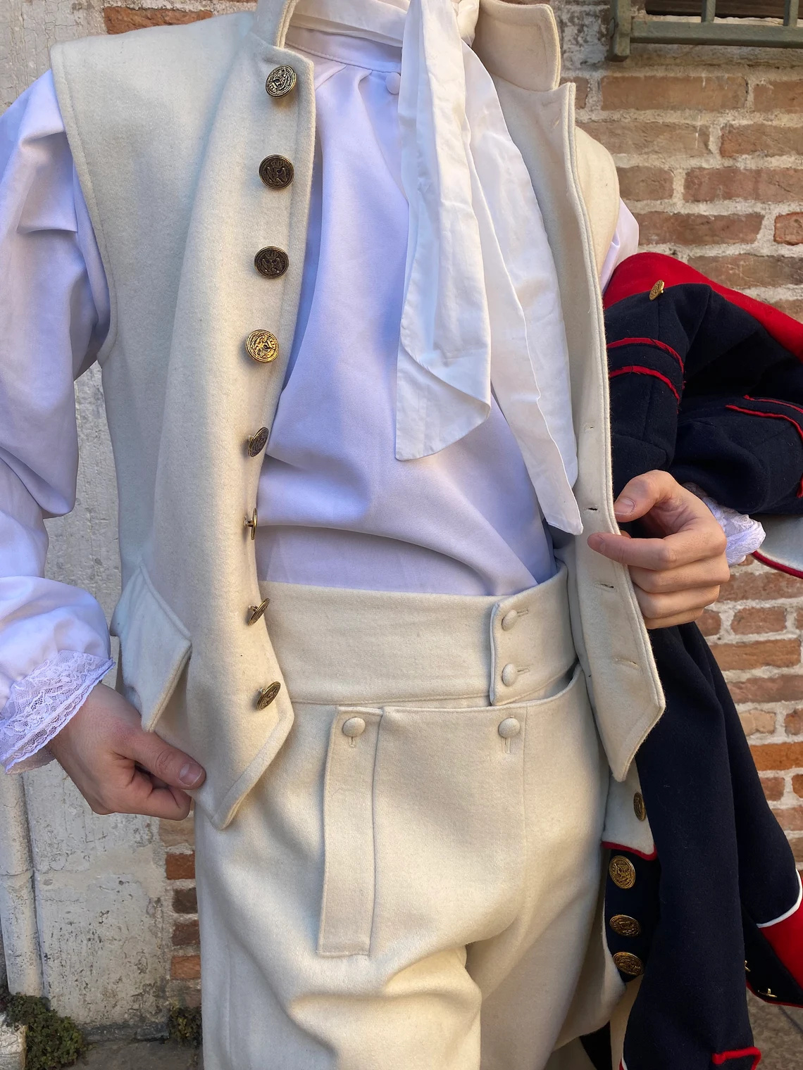 Costume de tailleur sur mesure d'officier militaire de l'ère napoléonienne, tenue d'officier militaire de la Révolution française du 18e siècle