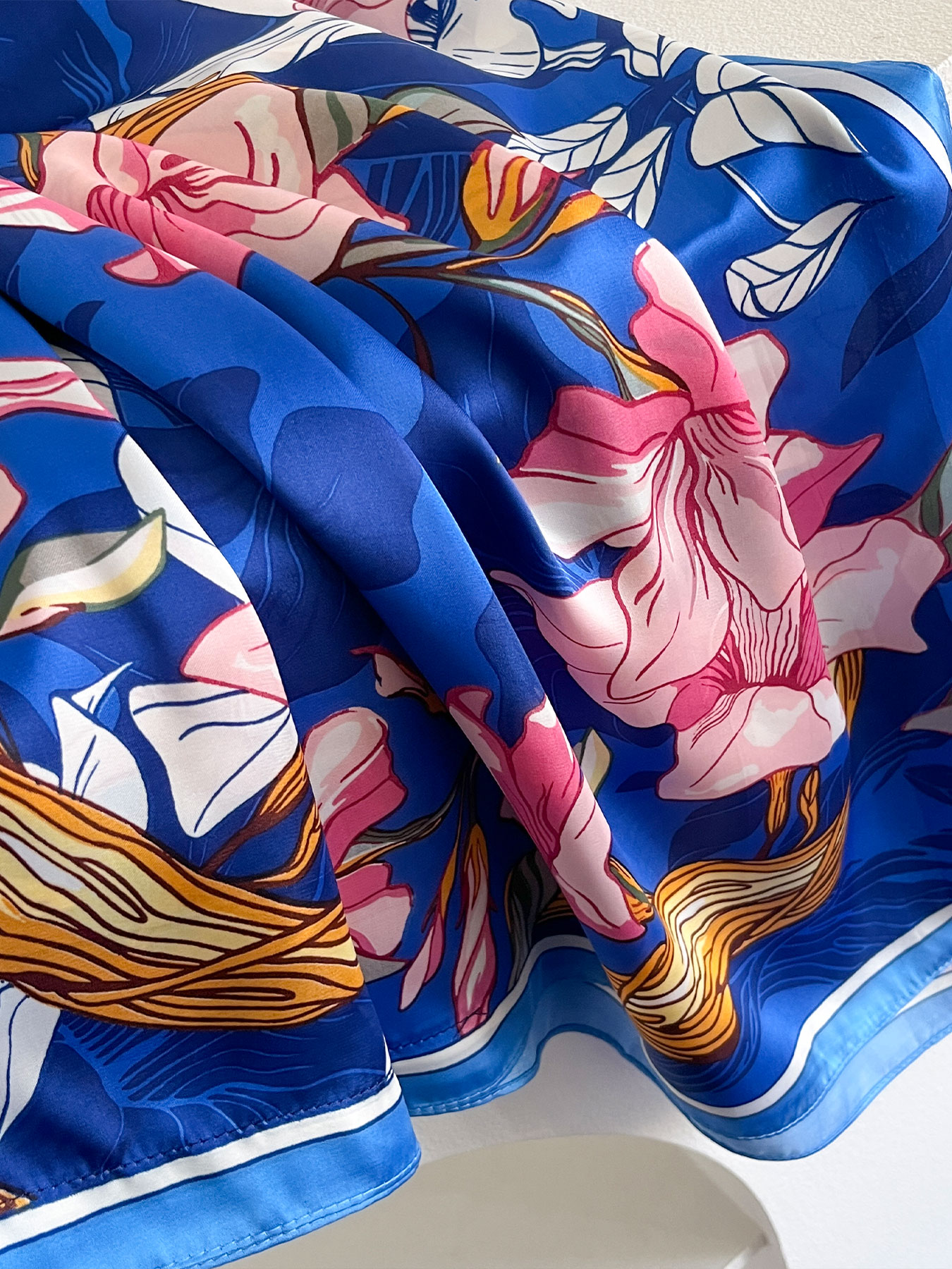 Ensemble abaya et foulard en satin à imprimé floral magnolia vibrant, kaftan ample à manches chauve-souris pour femmes musulmanes, idéal pour les vacances d'été à la plage